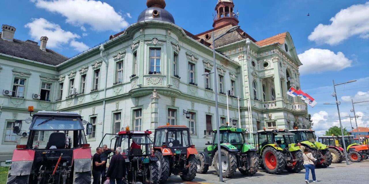 ZRENJANINSKI POLJOPRIVREDNICI PROTESTUJU ISPRED GRADSKE KUĆE (FOTO)