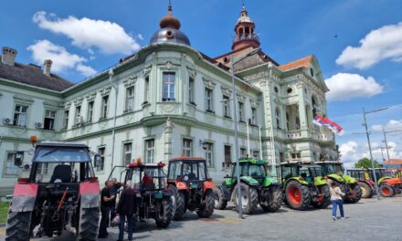 ZRENJANINSKI POLJOPRIVREDNICI PROTESTUJU ISPRED GRADSKE KUĆE (FOTO)