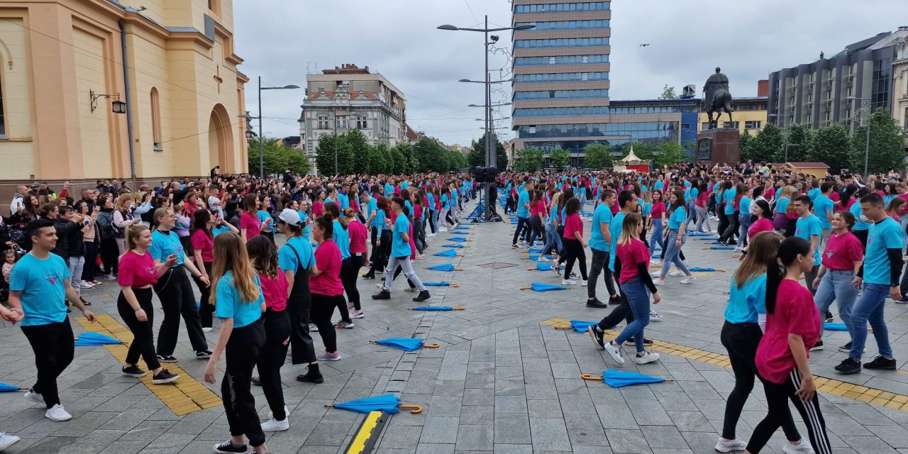 NAJLEPŠA SLIKA: Zrenjaninski maturanti odigrali tradicionalni ples (FOTO/VIDEO)