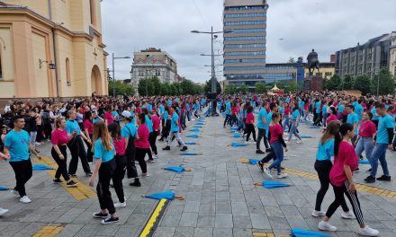 NAJLEPŠA SLIKA: Zrenjaninski maturanti odigrali tradicionalni ples (FOTO/VIDEO)