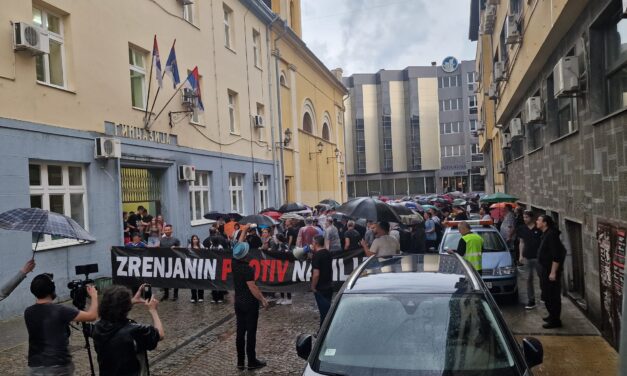 Treći protest „Zrenjanin protiv nasilja“ završen ispred Zrenjaninske gimnazije