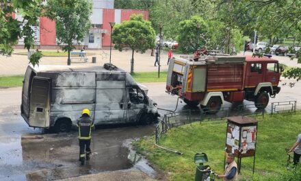 Zapalio se kombi u centru Žitišta (VIDEO)