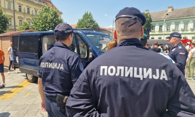 Policija kod osumnjičene pronašla pola kilograma marihuane u autu