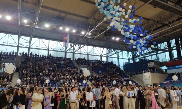 SVEČANO OBELEŽENA MATURA ZRENJANINSKIH GIMNAZIJALACA (FOTO)