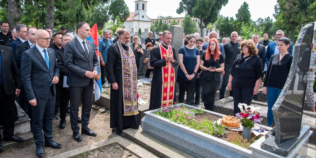 Ministar odbrane Miloš Vučević položio venac na grob palom heroju klase Savi Erdeljanu