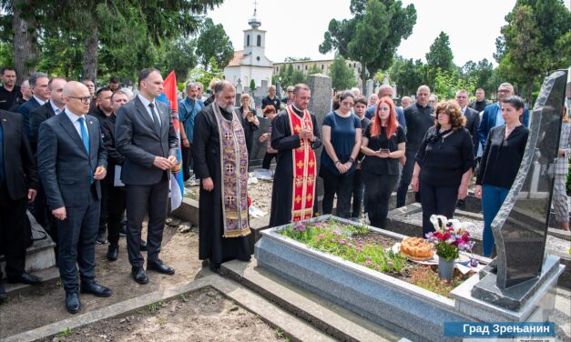 Ministar odbrane Miloš Vučević položio venac na grob palom heroju klase Savi Erdeljanu