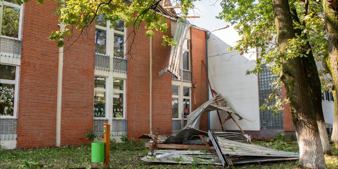 Saniraju se posledice nevremena, ekipe su na terenu – U Kleku odleteo limeni krov sa škole