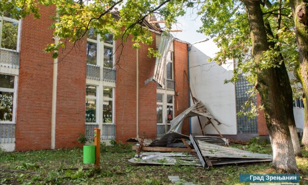 Saniraju se posledice nevremena, ekipe su na terenu – U Kleku odleteo limeni krov sa škole