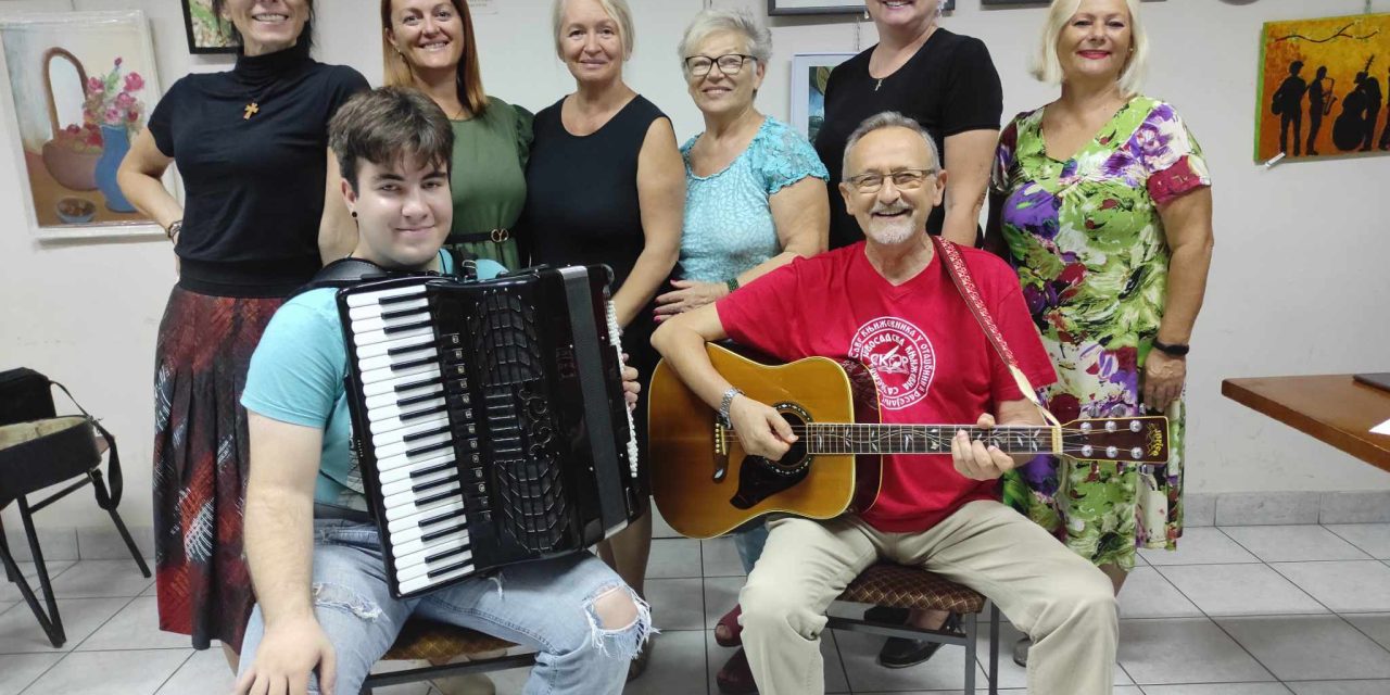 Mladi zrenjaninski harmonikaš sa grupom Božuri predstavlja Vojvodinu  na festivalu u Sloveniji