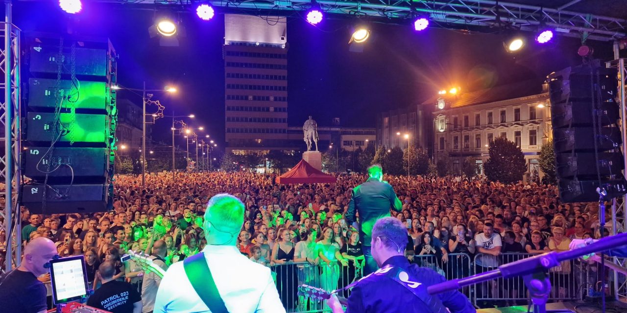Sergej Ćetković održao sjajan koncert na Trgu slobode