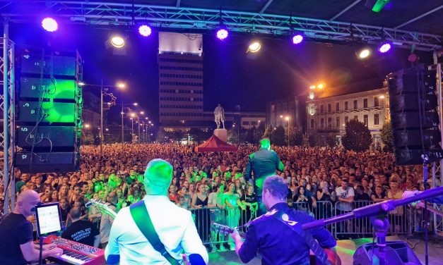 Sergej Ćetković održao sjajan koncert na Trgu slobode