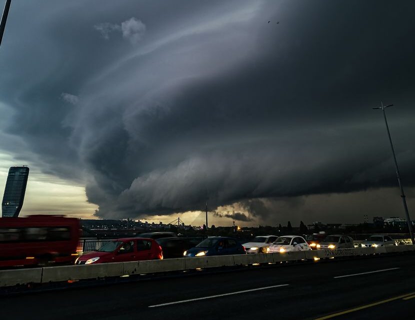 Zastrašujuć snimak tornadogeneze u Banatu upozorava da su razorna tornada u Vojvodini moguća?