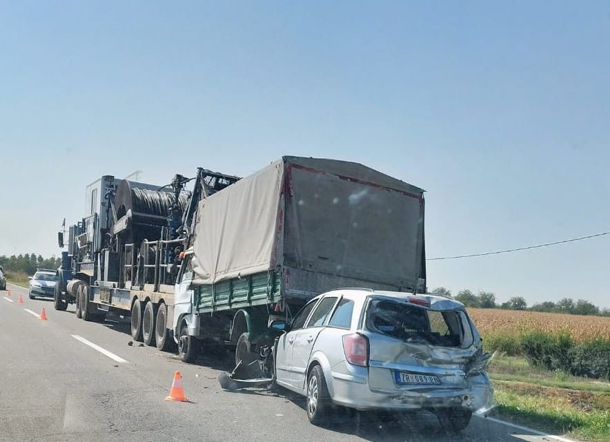 Lančani sudar tri teretna vozila i jednog automobila