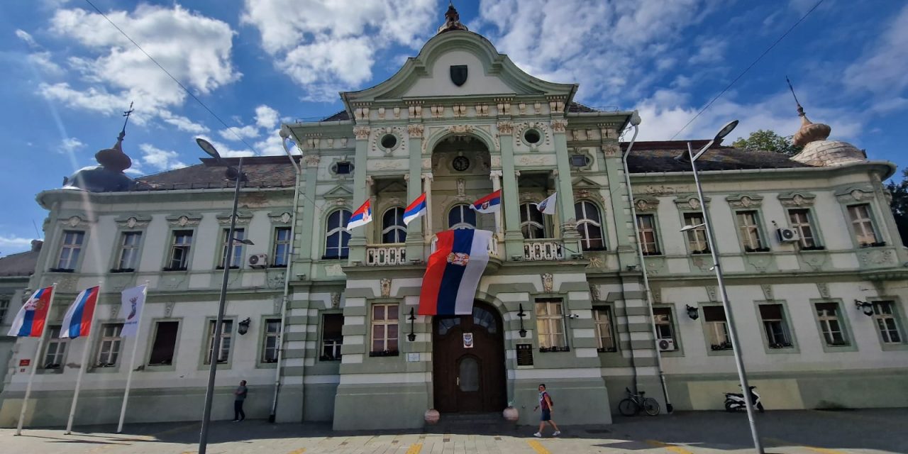 U Zrenjaninu na nekoliko lokacija postavljeno više od hiljadu zastava