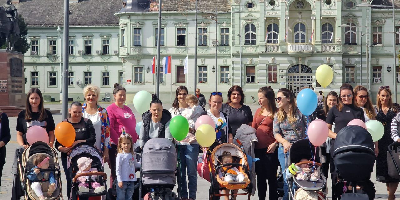 Najlepša slika iz Zrenjanina- šetnja mama sa bebama centrom grada