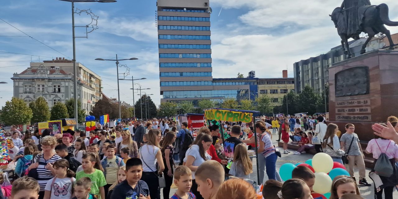 Manifestacija „Evropsko selo“ okupila veliki broj dece u centru Zrenjanina (Foto)
