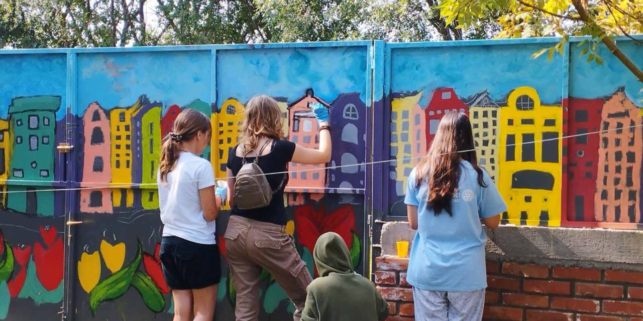 Mladi iz Interact Club-a uz pomoć dobrih ljudi oslikali prostor u Sigurnoj kući