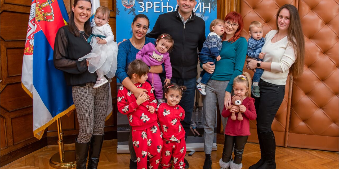 Grad Zrenjanin, povodom prvog rođendana, dodelio zlatnike deci rođenoj na Praznik grada – 17. novembar