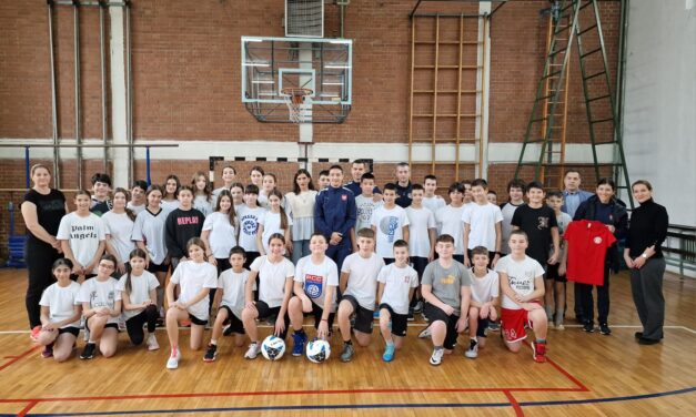 Futsal reprezentativci Srbije posetili OŠ „P.P. Njegoš“ potom na prijemu kod gradonačelnika
