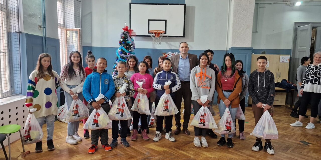 Gradonačelnik uručio novogodišnje paketiće učenicima OSŠ „9. MAJ“