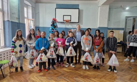 Gradonačelnik uručio novogodišnje paketiće učenicima OSŠ „9. MAJ“