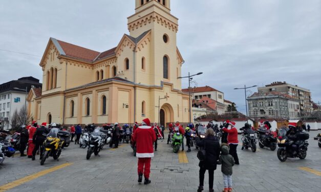 Moto Deda Mrazevi sutra daruju paketiće mališanima
