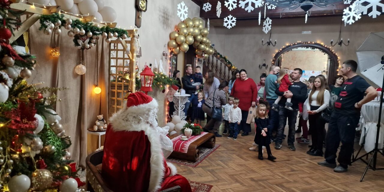 Mališani uživali u „Deda Mrazovom novogodišnjem selu“ u Srpskoj Crnji (FOTO)