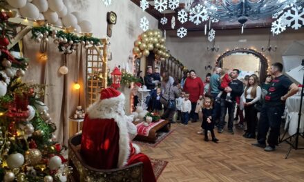 Mališani uživali u „Deda Mrazovom novogodišnjem selu“ u Srpskoj Crnji (FOTO)