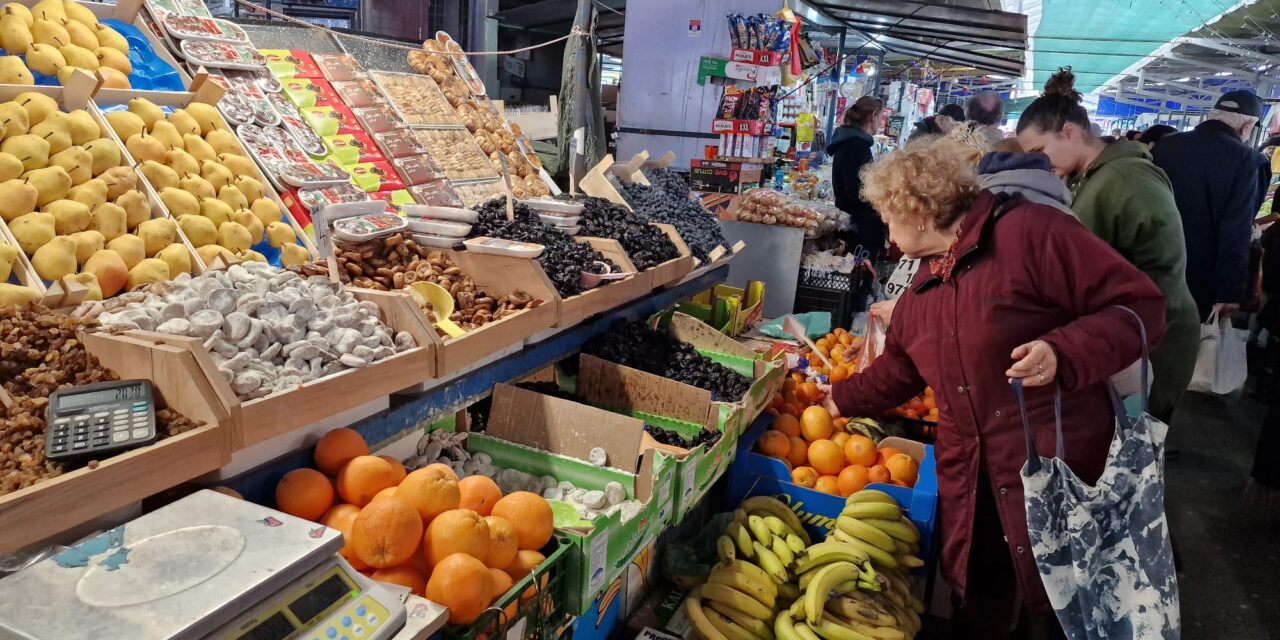 POGLEDAJTE PONUDU NA GLAVNOJ ZRENJANINSKOJ PIJACI TOKOM PRAZNIKA (FOTO)