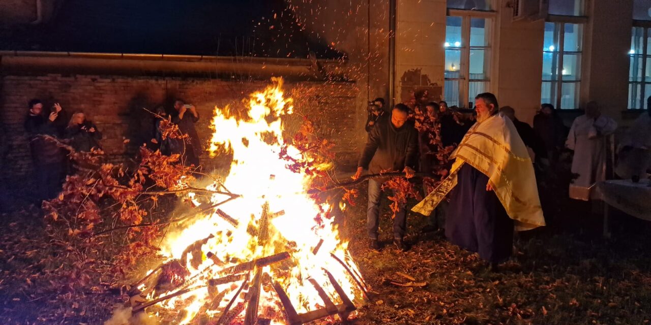 UPALJEN BADNJAK U PORTI HRAMA U SVETOSAVSKOJ (FOTO)