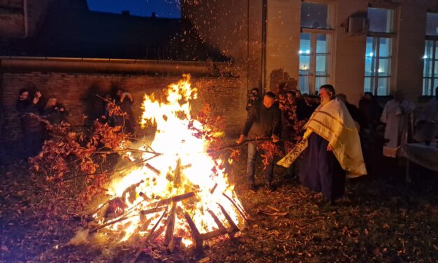 UPALJEN BADNJAK U PORTI HRAMA U SVETOSAVSKOJ (FOTO)