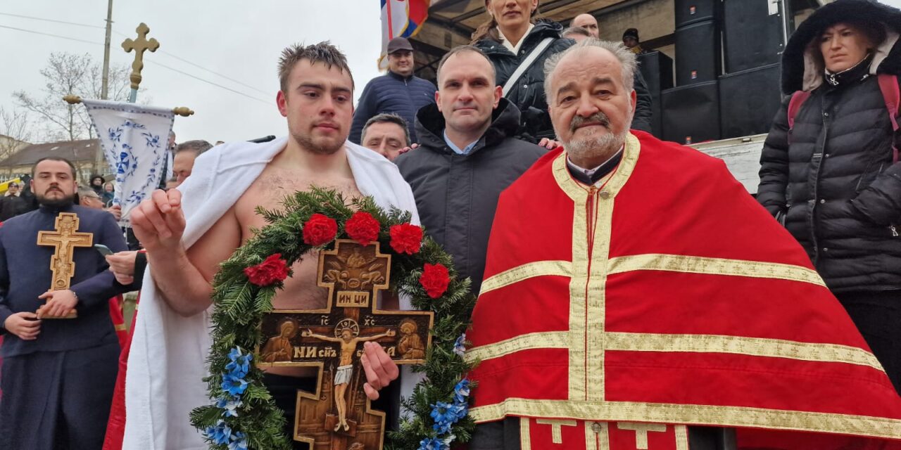 PLIVANJE ZA ČASNI KRST U ZRENJANINU: Lazar Jakovljević prvi doplivao do Časnog krsta (FOTO)