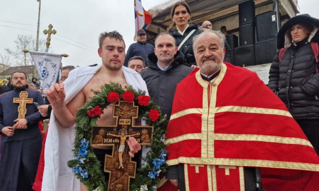 PLIVANJE ZA ČASNI KRST U ZRENJANINU: Lazar Jakovljević prvi doplivao do Časnog krsta (FOTO)