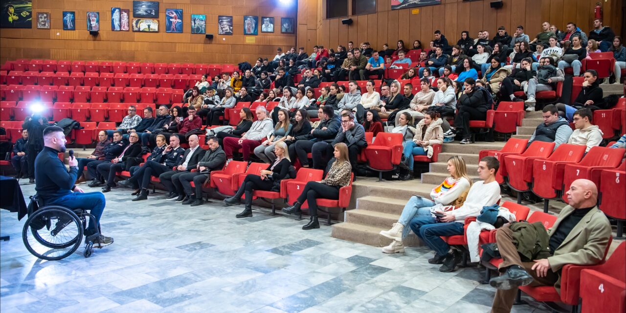 Održana tribina na temu “Bezbednost mladih u saobraćaju” sa ciljem smanjenja broja stradalih