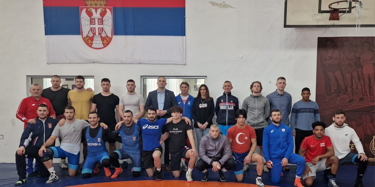 Gradonačelnik posetio reprezentativce Srbije u rvanju pred Evropsko prvenstvo u Bukureštu