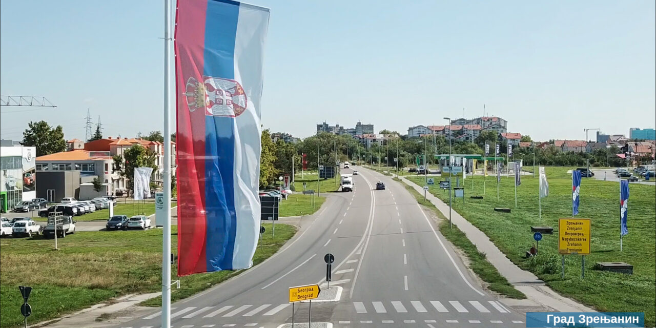 Srbija danas obeležava Dan državnosti, Zrenjanin ukrašen stotinama zastava