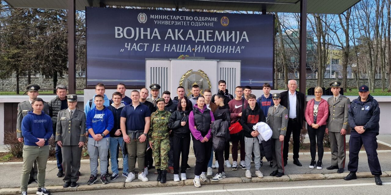 Srednjoškolci iz Zrenjanina posetili Vojnu akademiju(FOTO)