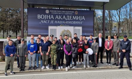 Srednjoškolci iz Zrenjanina posetili Vojnu akademiju(FOTO)