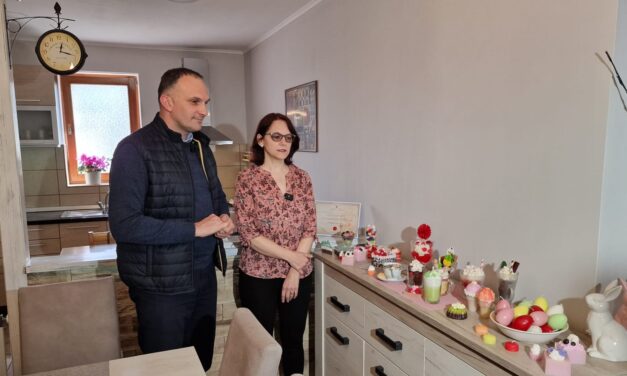 Gradonačelnik Zrenjanina posetio Gizelu Nemet korisnicu sredstava za domaće radinosti