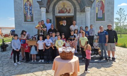 Vaskršnja liturgija i „Tucijada“ u hramu na Zelenom polju u prisustvu velikog broja vernika