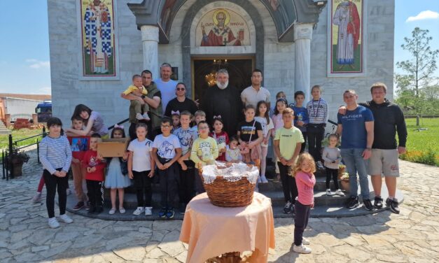 Vaskršnja liturgija i „Tucijada“ u hramu na Zelenom polju u prisustvu velikog broja vernika