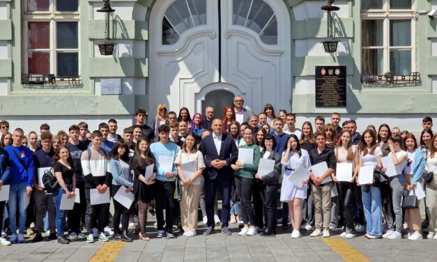 200 učenika i studenata potpisalo ugovore o stipendiranju