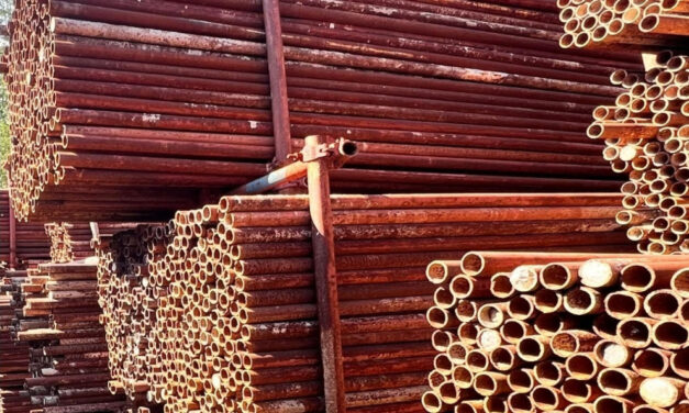 Oglašava se prodaja veće količine zavarenih čeličnih cevi i pričvršćivača