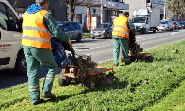 Radnici „Čistoće“ počeli košenje zelenih površina