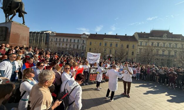 Zdravstveni radnici Zrenjanina održali protest na Trgu slobode
