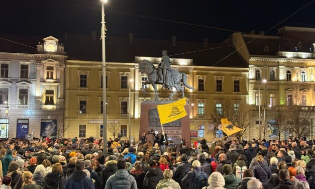 Održan protest i prvi zbor građana na Trgu slobode