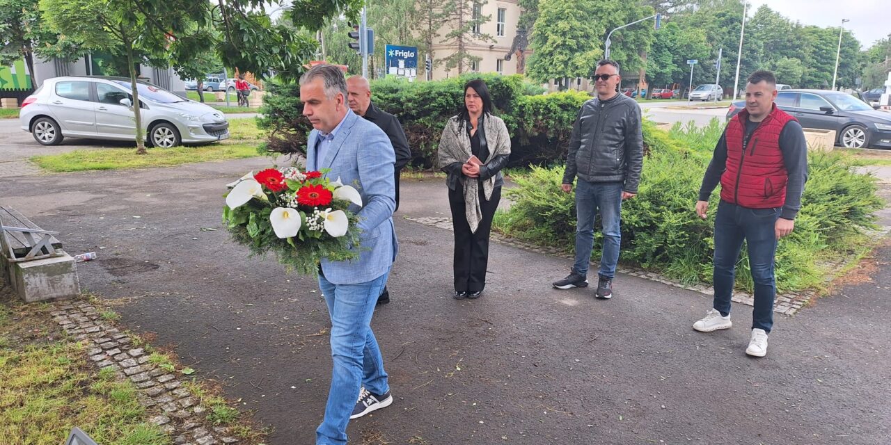 Povodom Dana pobede nad fašizmom položen venac na spomenik palim borcima u Sečnju