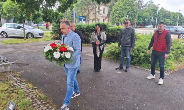 Povodom Dana pobede nad fašizmom položen venac na spomenik palim borcima u Sečnju