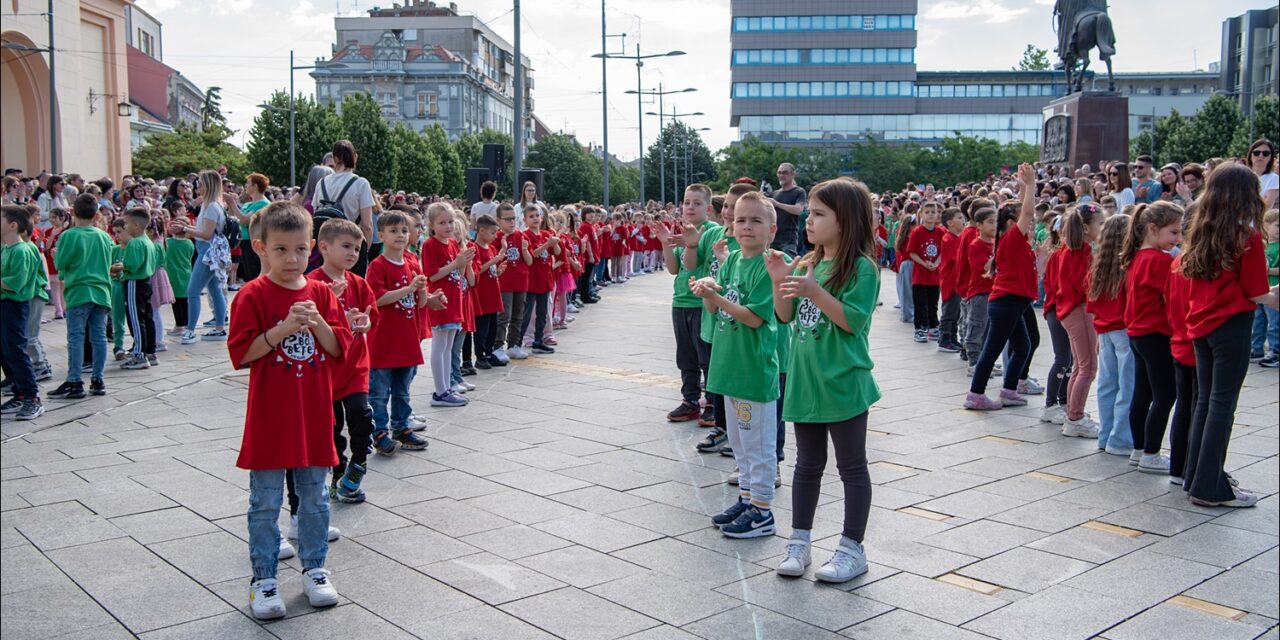Zrenjaninski predškolci ulepšali Trg slobode