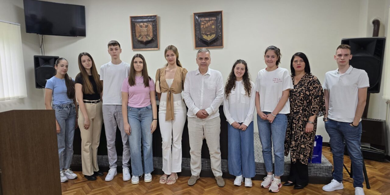 NAGRAĐENI NAJBOLJI UČENICI OPŠTINE SEČANJ